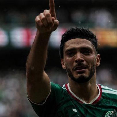 Raúl Jiménez usa proteção na cabeça na abertura da Copa