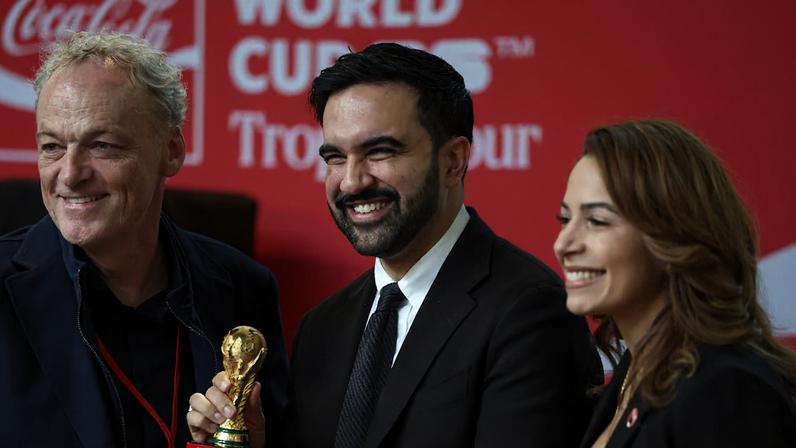 O prefeito de Nova York, Zohran Mamdani (C), segura uma réplica em miniatura do troféu da Copa do Mundo da FIFA durante uma parada da Turnê do Troféu da Copa do Mundo no Museu Americano de História Natural, em Nova York, em 2 de junho de 2026. Foto: TIMOTHY A. CLARY / AFP Timothy A. Clary.