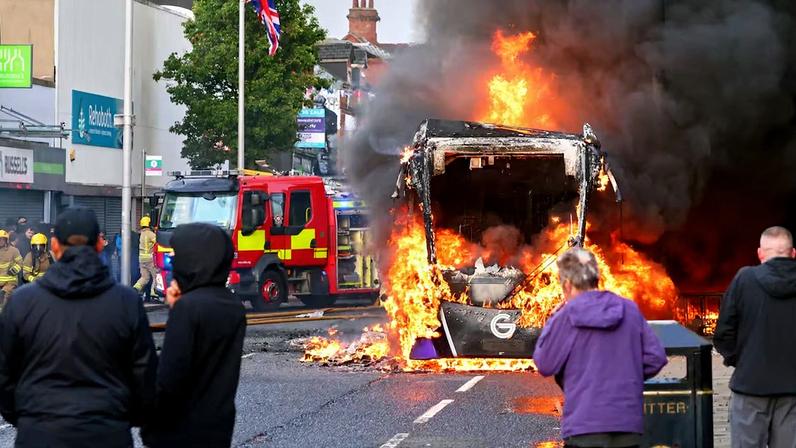 Manifestações contra o ataque resultaram em violência em Belfast e em várias outras áreas da região; suspeito é um sudanês de 30 anos que havia solicitado asilo no Reino Unido