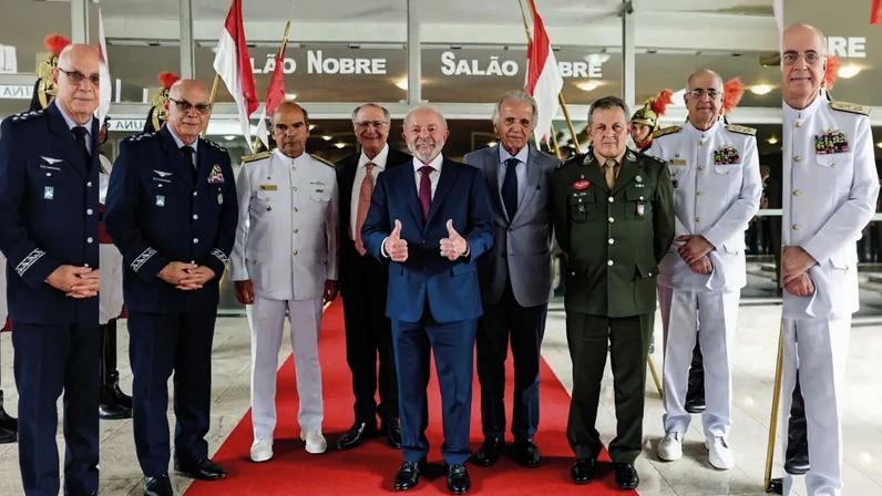 RECLAMAÇÕES - Lula ao lado dos oficiais: único ponto de atrito hoje são os cortes no orçamento dos militares (Ricardo Stuckert/PR)