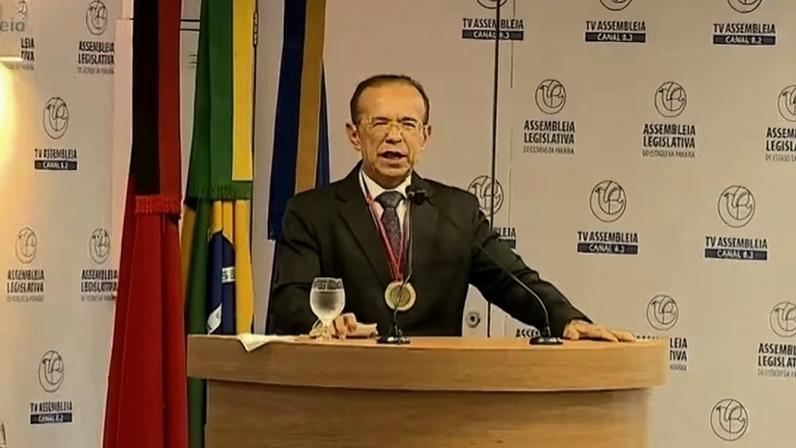 Hermes de Luna recebendo a medalha