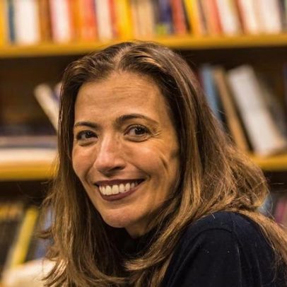 Ana Claudia Quintana Arantes revela biblioteca e hábito de ler pelo final