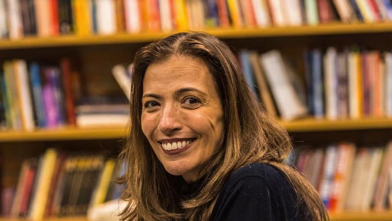 Ana Claudia Quintana Arantes revela biblioteca e hábito de ler pelo final