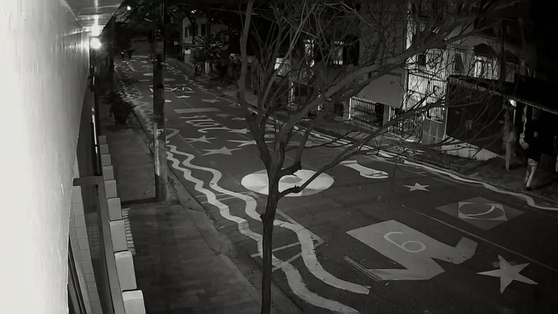 As imagens mostram o momento em que o criminoso pula o muro do imóvel para invadir a casa