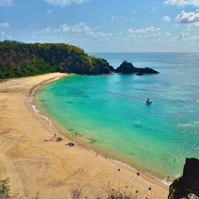 Baía do Sancho é eleita uma das melhores praias do mundo