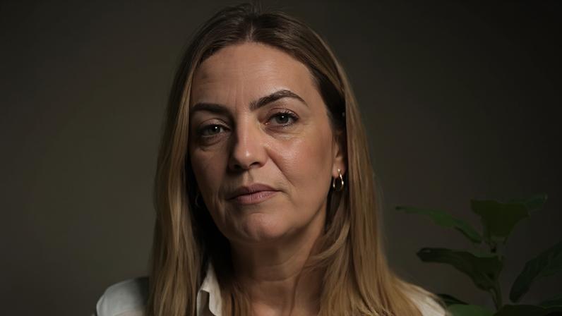 Advogada identificada como Ana Paula Rocha, de 45 anos, encontrada morta em um estacionamento na região central de Governador Valadares (MG)
