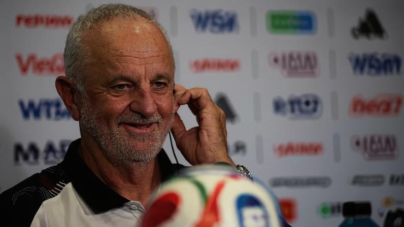 Técnico iraquiano provoca brincadeira sobre desafio à França na Copa