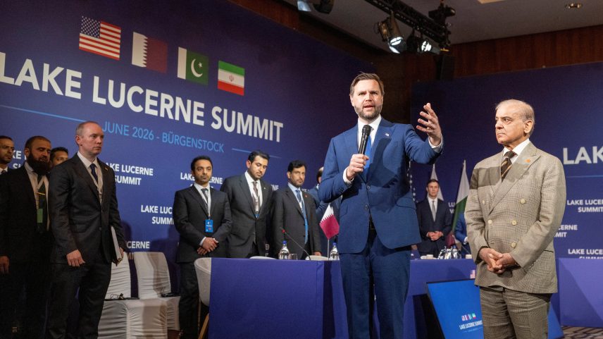 REUTERS - Vice-presidente dos EUA, JD Vance, e o primeiro-ministro do Paquistão, Shehbaz Sharif, na Cúpula do Lago Lucerna, no resort Buergenstock, em Obbuergen - 22/06/2026