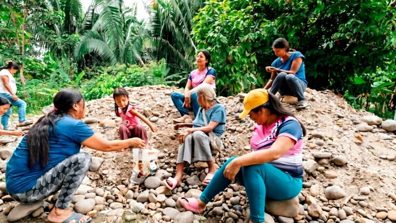 Women and girls from Capirona gather to collect stones and make water filters, as part of the community experiment developed in partnership with the Yachana Foundation. Image courtesy of the Yachana Foundation.