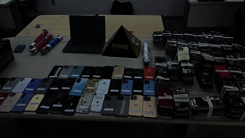 Mais de 500 itens, entre celulares, peças e carcaças de aparelhos, foram apreendidos
