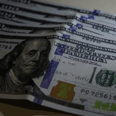 Dólar sobe mais de 1% com tensões no Oriente Médio e cautela antes do feriado
