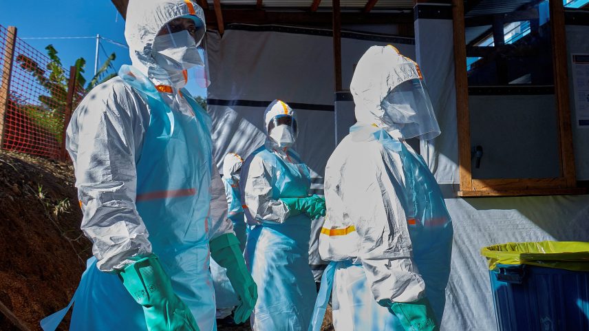 Equipes de sepultamento e centros de tratamento têm sido atacados, complicando o controle da doença