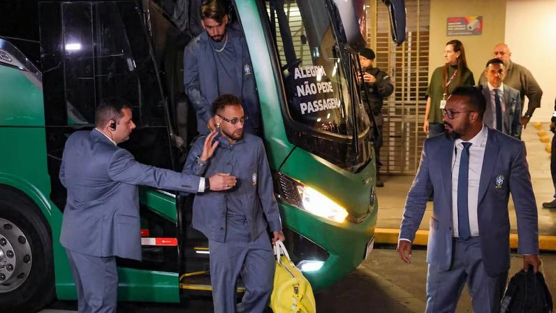Neymar foi um dos mais ovacionados pela torcida que acompanhou seleção no hotel e no aeroporto.