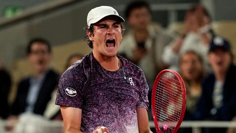 João Fonseca em vitória no torneio de Roland Garros