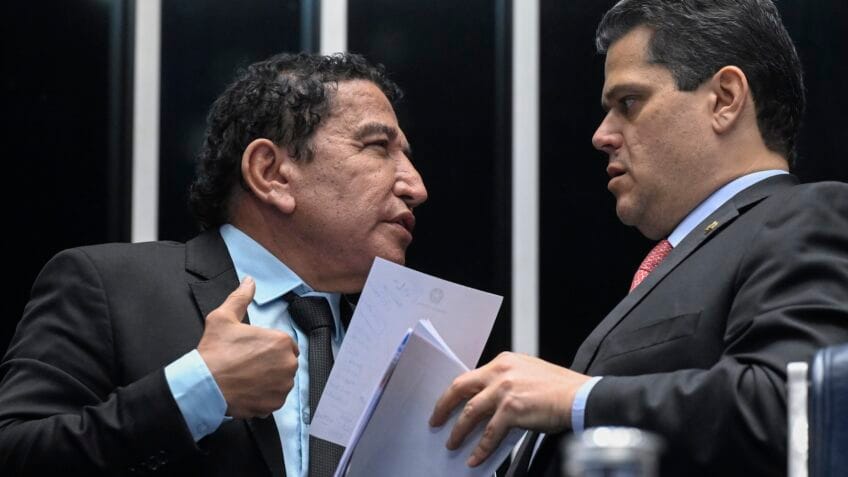 "O presidente Davi Alcolumbre [à dir.] conhece a importância do tema [...]. Por isso, a tendência é que não haja decisões precipitadas", afirma Malta (à esq.)