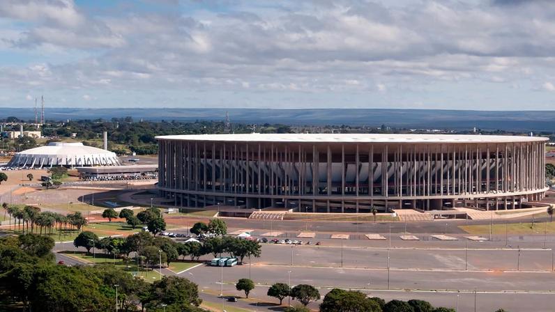 Templo esportivo em Brasília com 288 colunas de 36 m recebe 72.788 torcedores