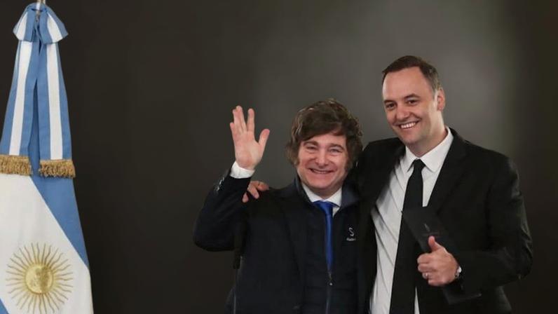 Na imagem, o presidente da Argentina, Javier Milei, e o agora ex-chefe de gabinete, Manuel Adorni, durante assinatura de nomeação, em novembro de 2025