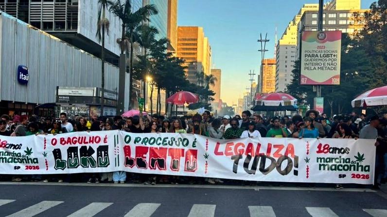 Manifestantes carregam faixa com o slogan "O bagulho é louco, o processo é lento" e a mensagem "Legaliza tudo!" durante a Marcha da Maconha, que celebrou 18 anos de realização em São Paulo