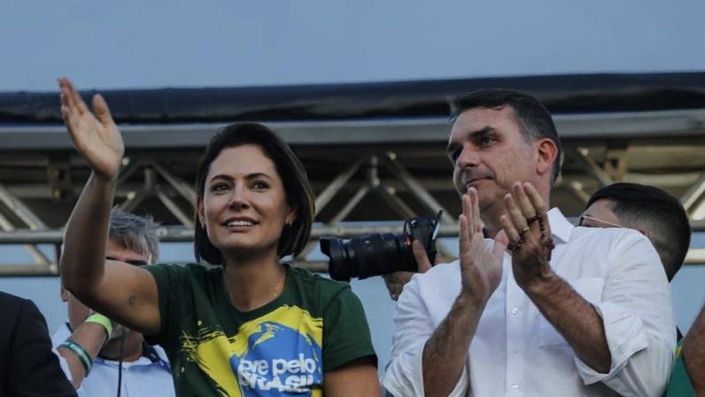 Em vídeo de 27 minutos publicado na 4ª feira (24.jun.), Michelle afirmou ter sido "apunhalada", "desrespeitada" e "humilhada" pelo senador; na imagem, Michelle e Flávio em ato pela anistia em outubro de 2025