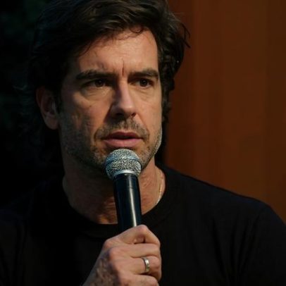 Marcos Pitombo celebra 20 anos de carreira com peça de teatro