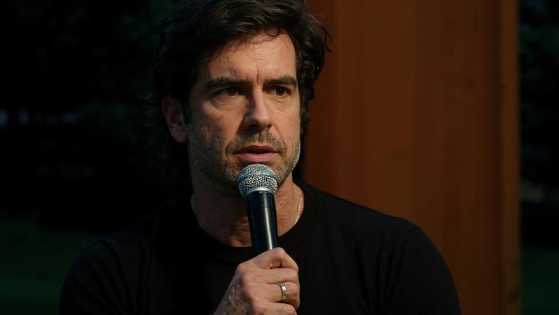 Marcos Pitombo celebra 20 anos de carreira com peça de teatro