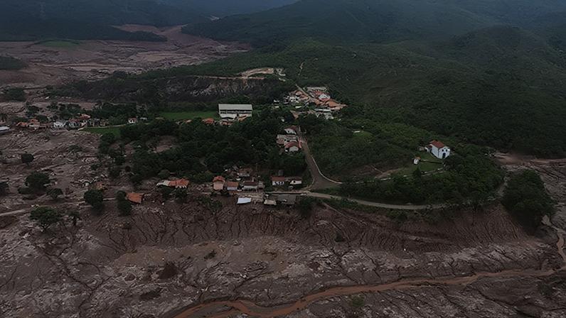 Área atingida pelo rompimento da barragem de Fundão em Mariana (MG) em 2015
