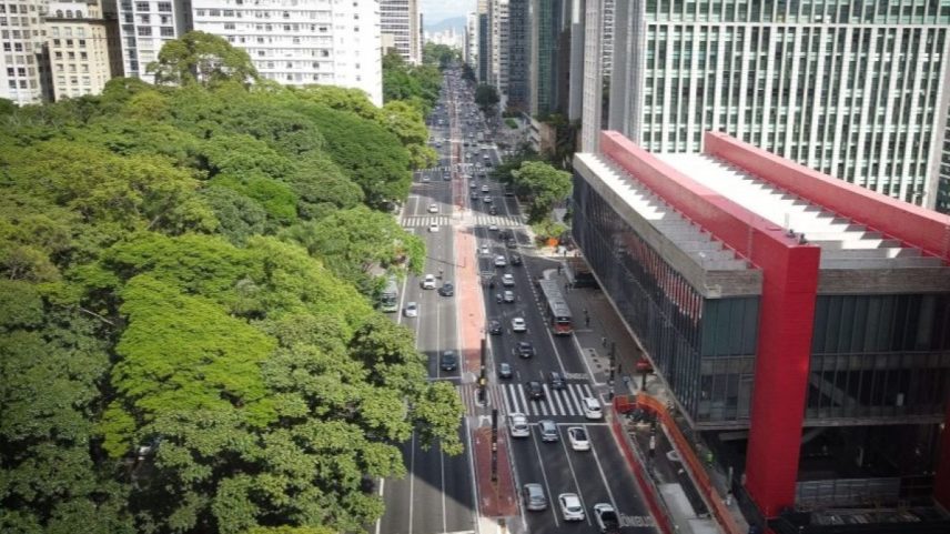 Imagem colorida mostra a avenida paulista em dia de calor em São Paulo - Metrópoles
