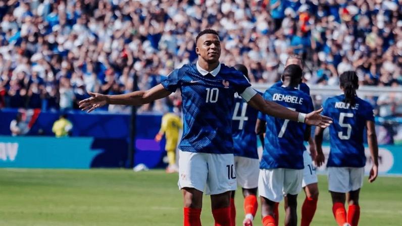 Mbappé comemorando gol