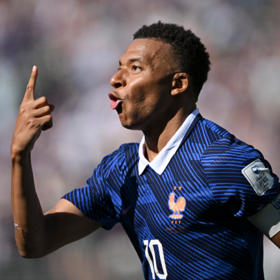 Mbappé marca dois, ultrapassa Pelé em Copas e França vence Senegal na estreia