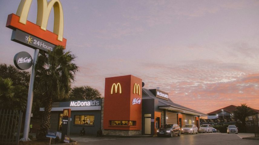 McDonald’s testa IA no drive-thru com apoio do Google