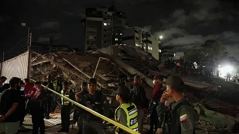 Membros da Guarda Nacional Bolivariana montam guarda no local de um prédio desabado, que foi isolado, após um terremoto em Caracas, na Venezuela, em 24 de junho de 2026