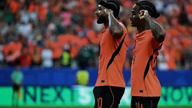 Memphis Depay fazendo sua icônica comemoração ao lado de Crysencio Summerville, autor do quinto gol da Holanda contra a Suécia pela segunda rodada do Grupo F da Copa do Mundo