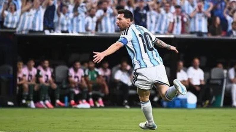 Messi comemora seu gol em Argentina x Argélia