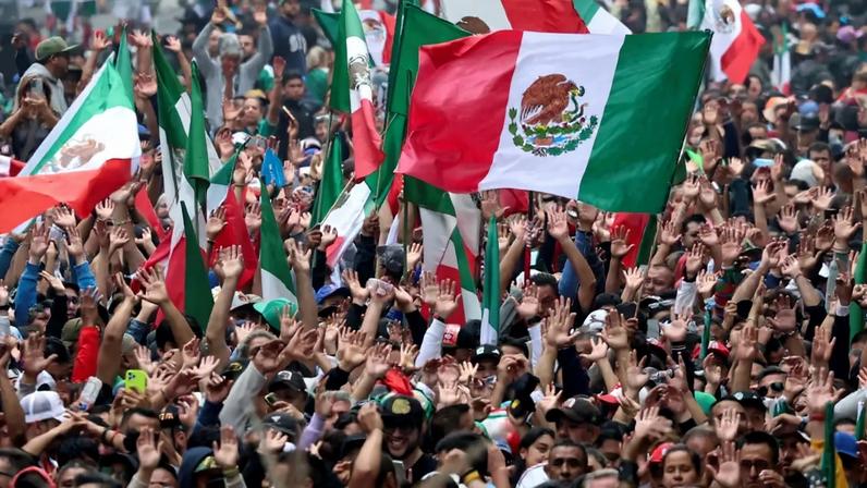 Pessoas participam de tentativa de quebrar o recorde mundial do Guinness para a maior "ola mexicana" do mundo ao longo da Avenida Reforma, na Cidade do México - 06/06/2026 - (Foto: REUTERS/Luis Cortes)