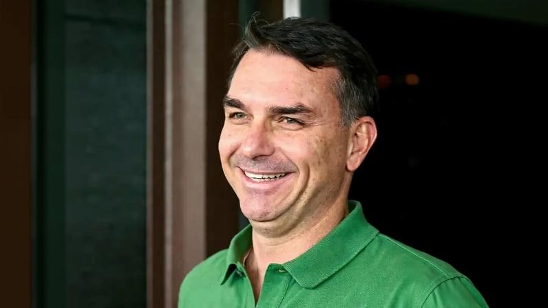 A ex-primeira-dama Michelle Bolsonaro (PL) e o senador Flávio Bolsonaro (PL-RJ) - (JL Rosa e Evaristo Sá/AFP)