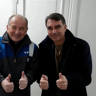 Milei posta foto com Flávio Bolsonaro após encontro na Argentina
