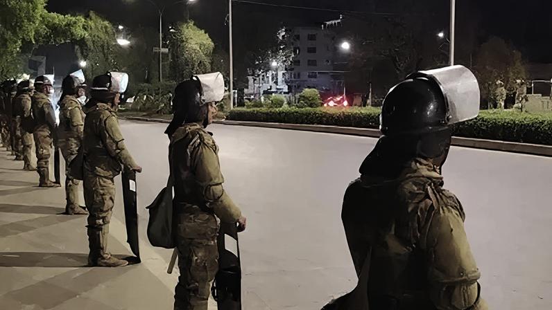 Militares patrulham ruas na Bolívia após declaração de estado de emergência