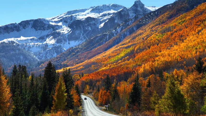 Trecho rodoviário de quarenta quilômetros no Colorado conhecido pela ausência de proteções laterais e abismos íngremes – Créditos: depositphotos.com / snehitdesign