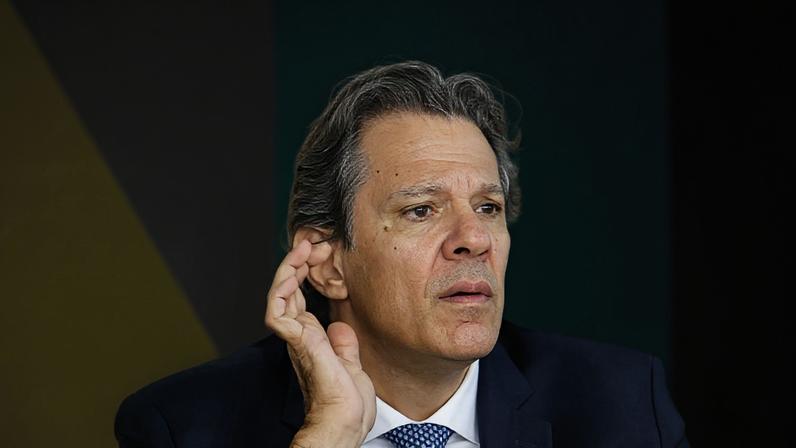 No X, usuários sugeriram duas notas de correção com indicadores da Argentina; na imagem, o ex-ministro Fernando Haddad