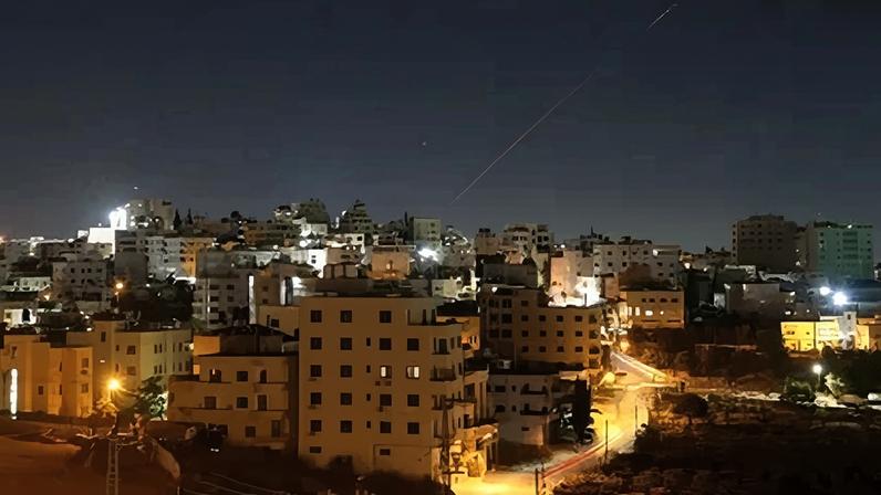 Mísseis lançados do Irã em direção a Israel são vistos no céu sobre a cidade de Hebron, na Cisjordânia, em 7 de junho de 2026.