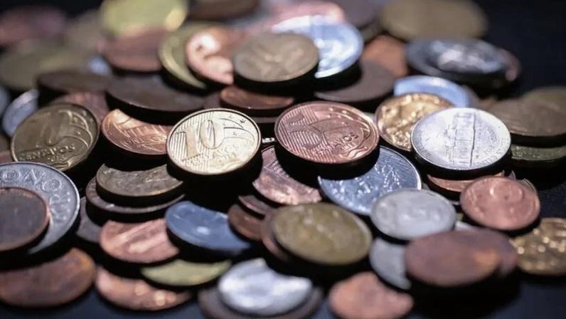Aumento contínuo da dívida pública amplia a percepção de risco fiscal, exigindo juros ainda mais altos para financiar o governo