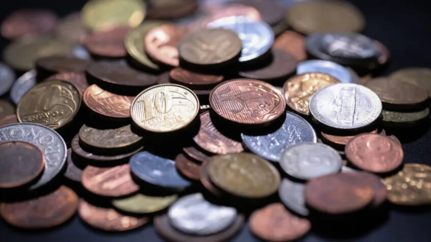 Câmara aprova ações de educação financeira para evitar o superendividamento; na imagem, moedas