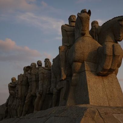 Colossal grupo escultórico de 240 toneladas em São Paulo homenageia desbravadores