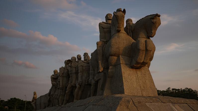 A obra monumental de granito que representa a saga dos bandeirantes em São Paulo – Créditos: depositphotos.com / sergio_pulp