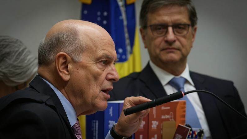 Moraes vota para condenar Bolsonaro e mais 7 réus por trama golpista Metropoles