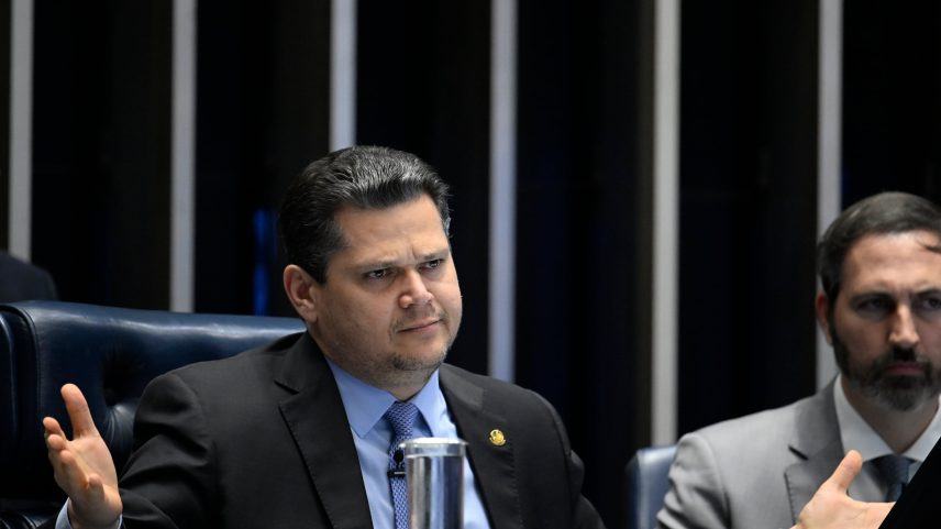 Davi Alcolumbre (União-AP) vai se reunir com líderes para discutir futuro da PEC