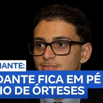 Estudante Rafael Vasconcelos fica em pé com auxílio de órteses