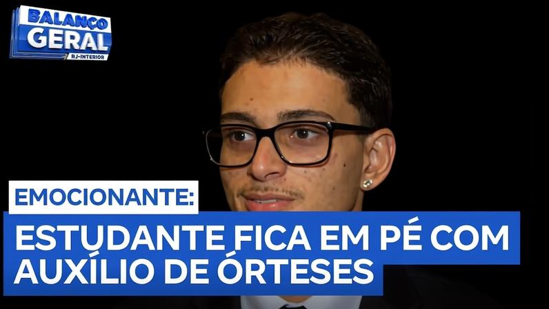 Estudante Rafael Vasconcelos fica em pé com auxílio de órteses