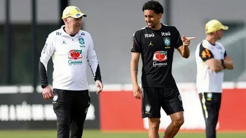 Ancelotti conversa com o capitão Marquinhos em treino da seleção