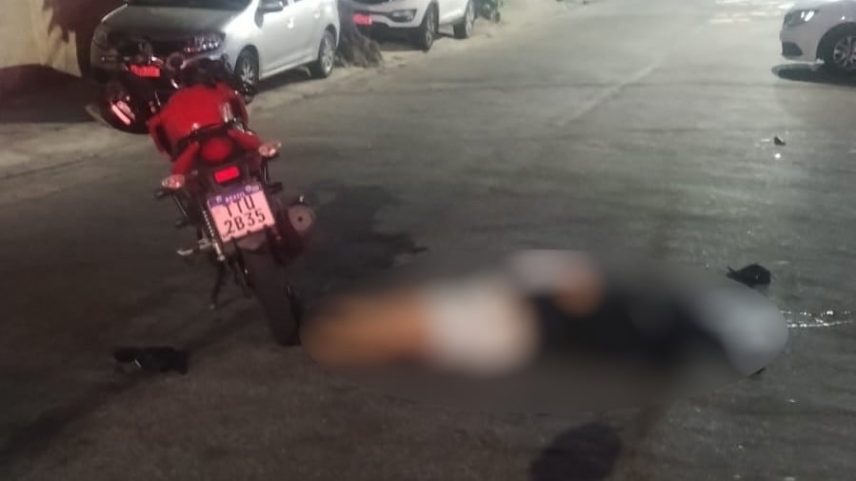 Homem foi atingido por pelo menos três tiros durante assalto e não resistiu